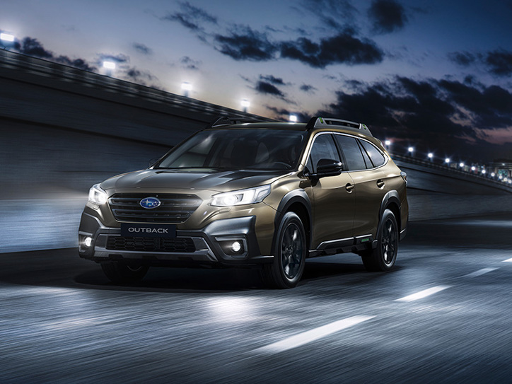 Subaru Outback brauc pa šosejas – attēls ilustrē SI-Drive sistēmas dažādos braukšanas režīmus, kas ietekmē motora reakciju.