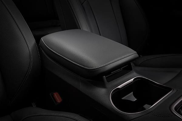 Roku balsts ar integrētu glabātuvi starp Subaru vadītāja un priekšējā pasažiera sēdekļiem.