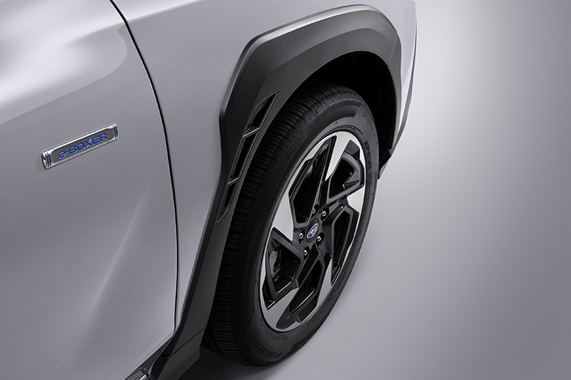 Subaru Crosstrek priekšējais riepa ar gaisa spraugu labākai aerodinamikai.