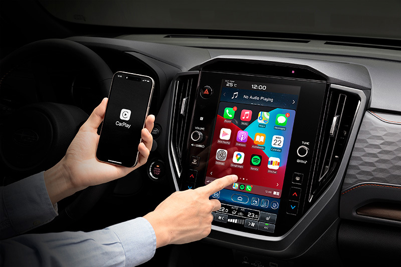 Bezvadu Apple CarPlay Subaru automašīnā – pieslēdz iPhone bez vadiem un iegūsti tūlītēju piekļuvi lietotnēm, navigācijai un mūzikai, izmantojot skārienekrānu.