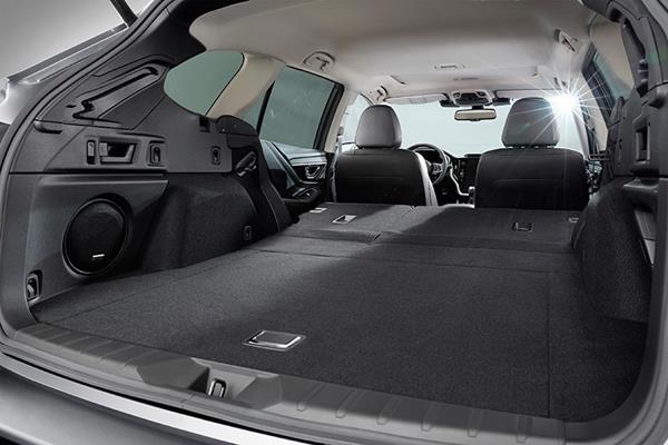 Subaru Outback aizmugurējie sēdekļi nolocīti, lai maksimāli palielinātu bagāžas nodalījumu.