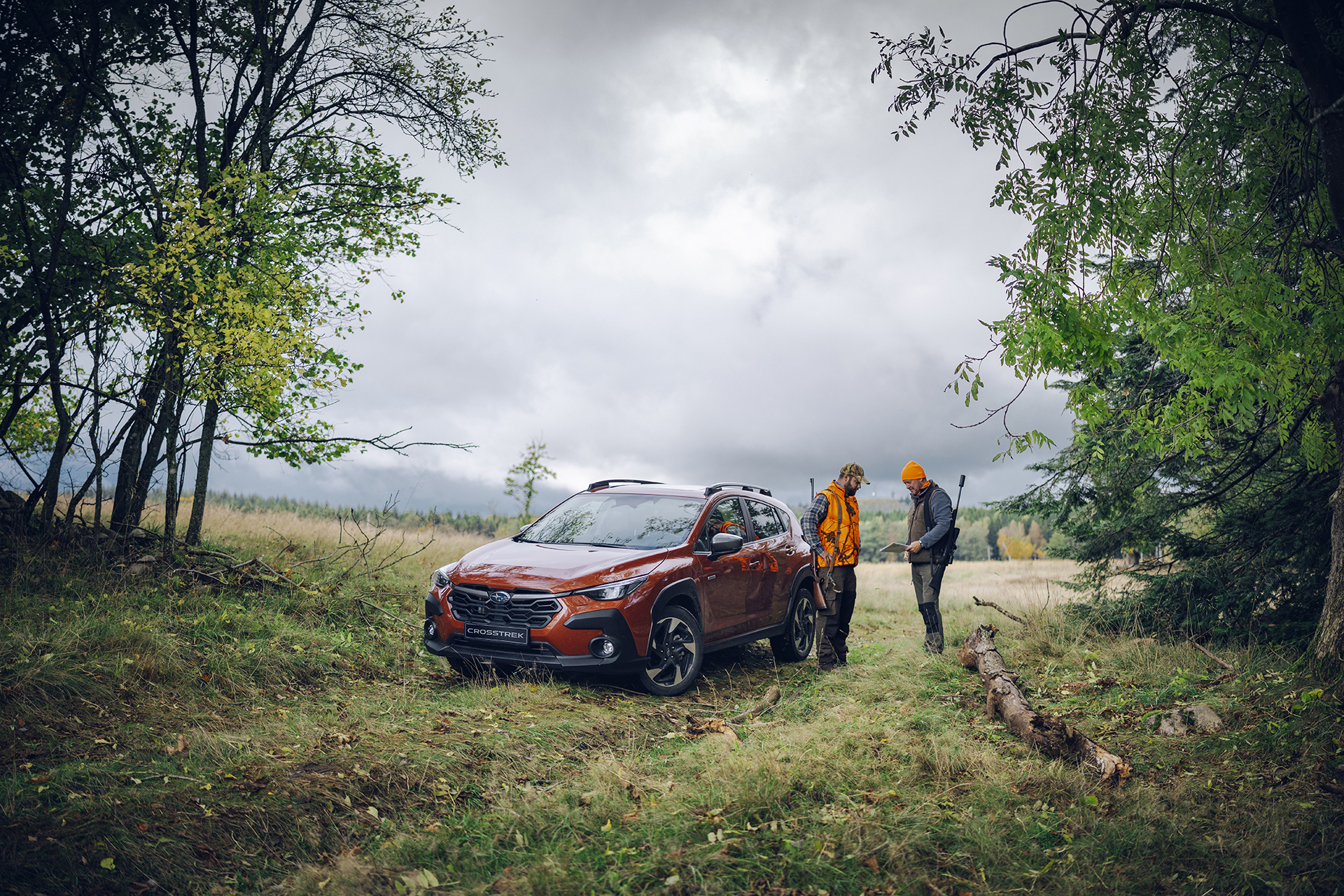 Subaru Crosstrek mežā ar mednieku – lieliski piemērots medībām, makšķerēšanai un piedzīvojumiem, pateicoties kompaktam izmēram, pilnpiedziņai un klīrensam.