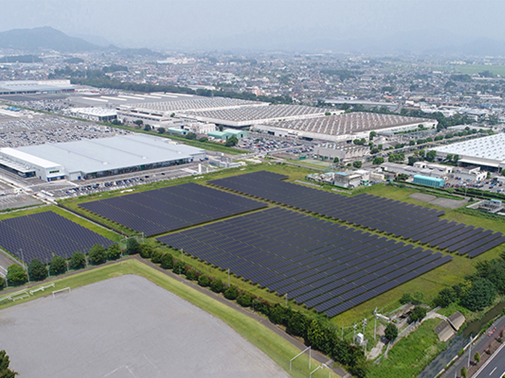 Liela saules paneļu parka plešas pie Subaru rūpnīcas Japānā – skaidrs piemērs uzņēmuma apņēmībai attiecībā uz atjaunojamo enerģiju un ilgtspējīgu ražošanu.