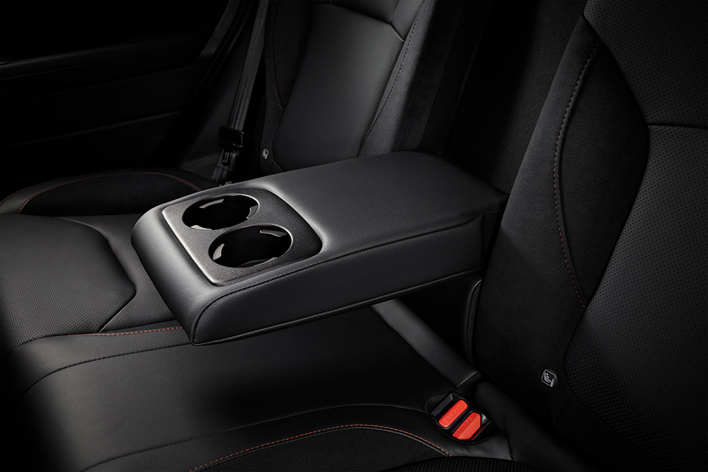 Nolokts roku balsts starp Subaru Forester aizmugurējiem sēdekļiem ar integrētiem glāžu turētājiem.