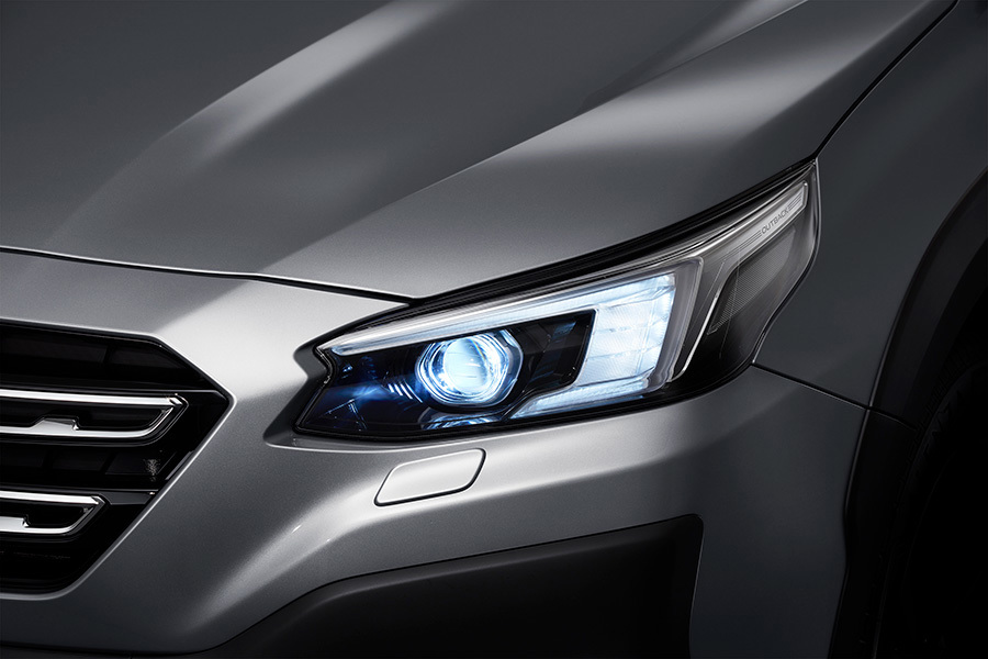 Subaru Outback priekšējie lukturi ar modernu un elegantu dizainu.