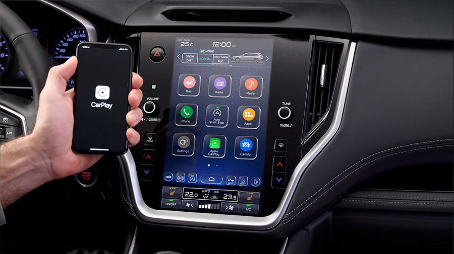 Apple CarPlay redzams Subaru lielajā skārienekrānā ar tādām lietotnēm kā Kartes, Mūzika un Ziņojumi.