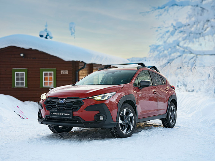 Subaru Crosstrek sniegā – demonstrē automašīnas pilnpiedziņu ziemas apstākļos.