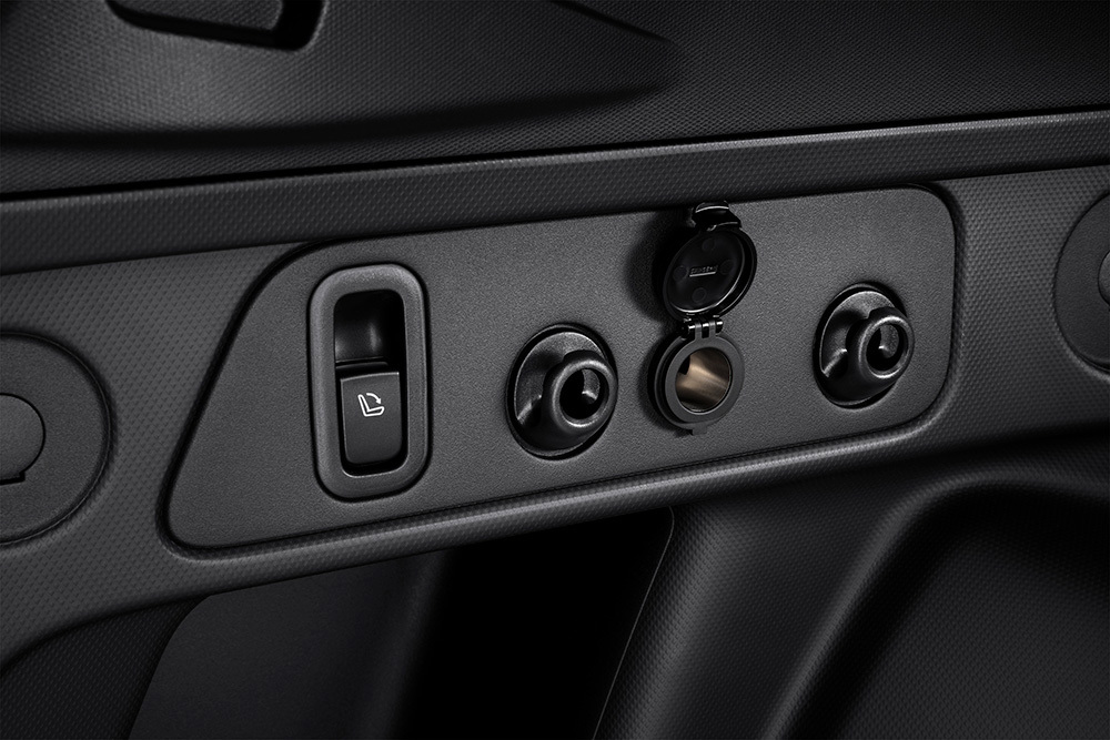 Subaru Forester aizmugurējos sēdekļus var viegli nolocīt no bagāžas nodalījuma, lai izveidotu līdzenu grīdu kravai.