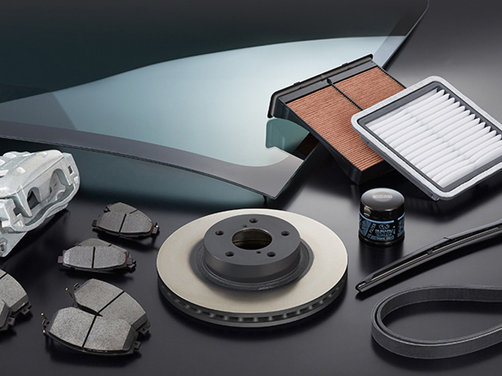 Dažādas Subaru rezervesdaļas – sadales ķēde, gaisa filtrs un vējstikls – novietotas blakus.