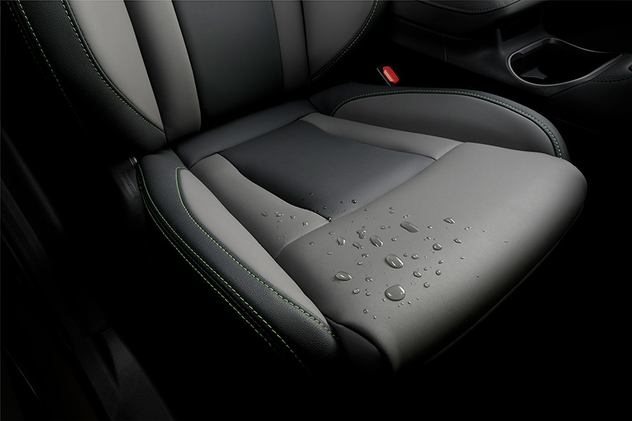 Subaru Outback Field ar izturīgu StarTex apdari – ūdeni atgrūdoša virsma, ideāli piemērota aktīvam dzīvesveidam ar suņiem, slapjām jakām un piedzīvojumiem jebkuros laikapstākļos.