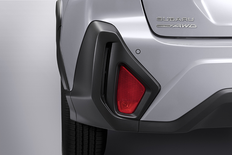 Tuvplāns ar Subaru Crosstrek aizmugurējo miglas lukturi.