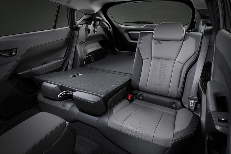 Subaru Crosstrek ar elastīgu 60/40 nolokāmu aizmugurējo sēdekli – šeit redzams, kā platākā daļa ir nolocīta, lai iegūtu papildu bagāžas vietu, vienlaikus saglabājot vietu vienam pasažierim.