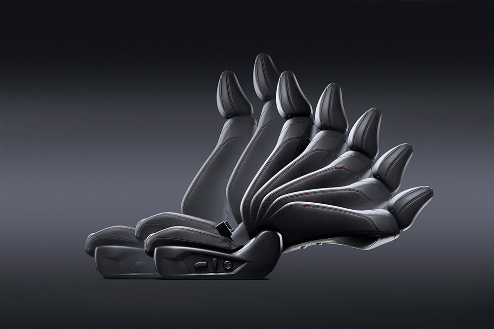 Subaru vadītāja sēdeklis ar 10 virzienos regulējamu elektrisko iestatījumu optimālai braukšanas pozīcijai.