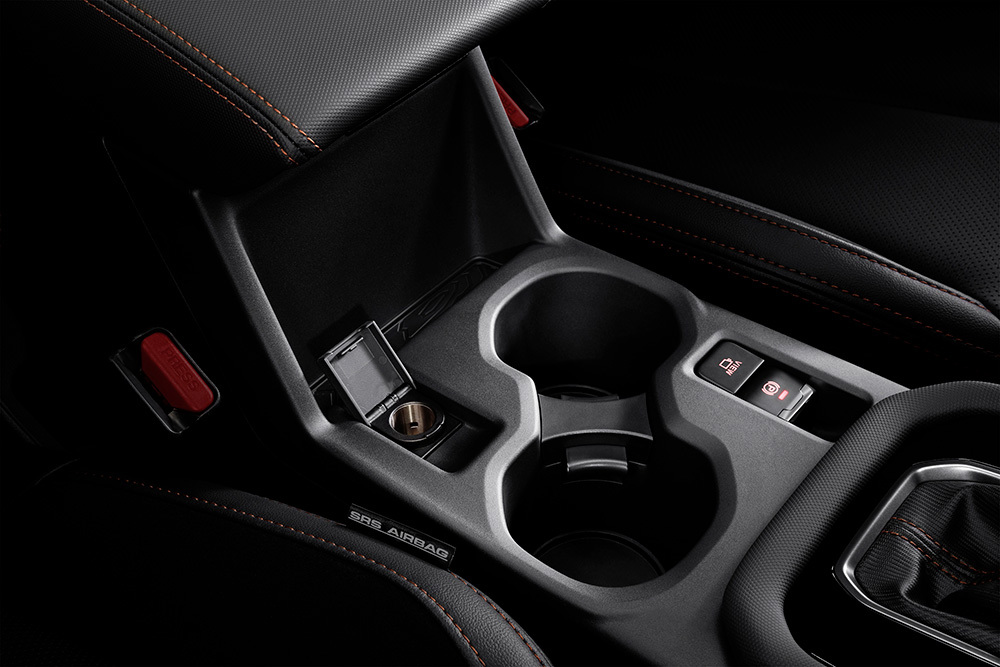 Glāžu turētāji Subaru Forester viduskonsolē – praktisks dizains ērtai ceļošanai, vieta gan kafijai, gan ūdens pudelei rokas stiepiena attālumā.