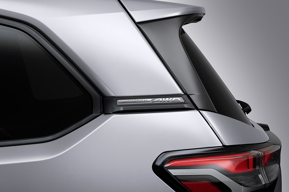 AWD emblēma Subaru Forester aizmugurējā sānu daļā – norāda uz simetrisko pilnpiedziņu labākai kontrolei un caurgājamībai.
