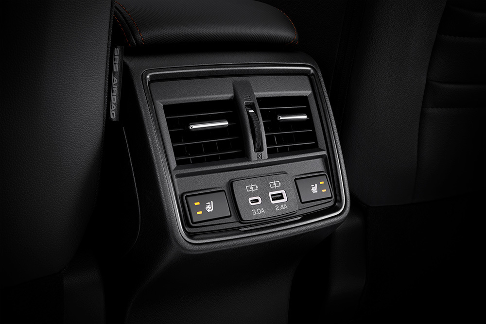Komforts Subaru aizmugurējā sēdeklī – ar ventilācijas atverēm, apsildāmiem sēdekļiem un ērtu mobilo ierīču uzlādi visa ceļojuma laikā.