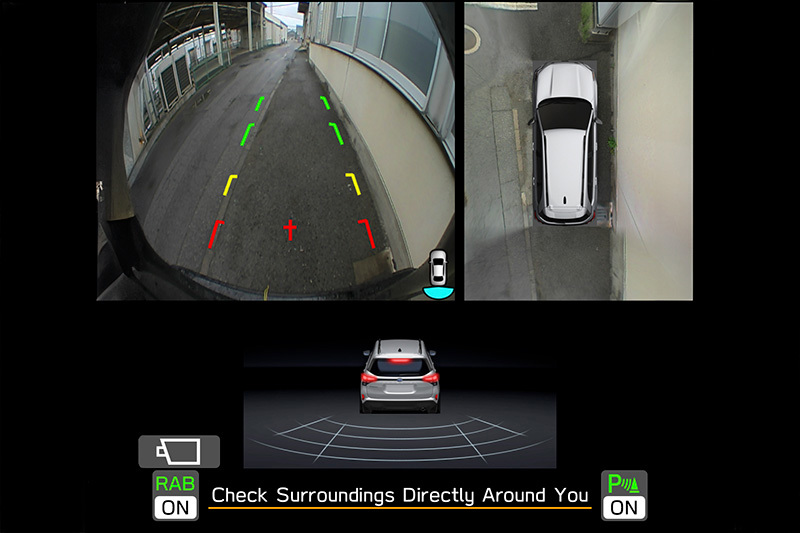 Subaru Forester ar atpakaļskata kameru – ekrānā redzams platleņķa skats un vadlīnijas, kas atvieglo atpakaļgaitu un stāvēšanu.