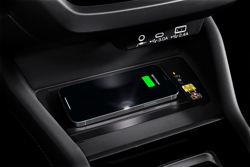 Subaru Forester ar bezvadu uzlādi – ērts un vadu neizmantojošs risinājums, kas uztur tālruni uzlādētu visa brauciena laikā.