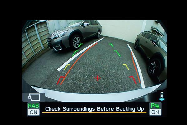 Skats Subaru skārienekrānā ar attēlu no atpakaļskata kamerām un stāvvietas vadlīnijām.