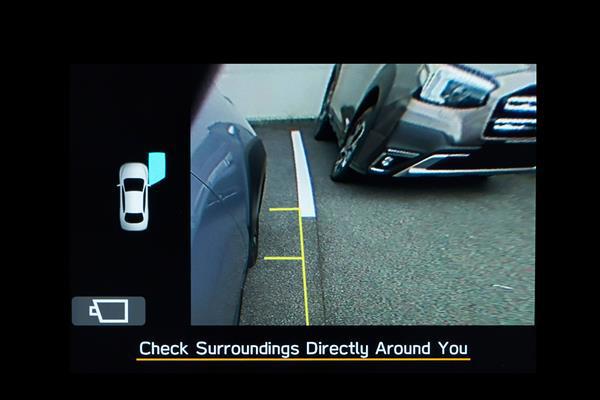 Skats Subaru skārienekrānā ar attēlu no sānskata kameras un stāvvietas vadlīnijām.