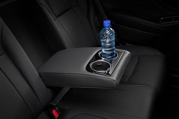 Nolokāms roku balsts ar integrētiem glāžu turētājiem Subaru aizmugurējā sēdeklī.