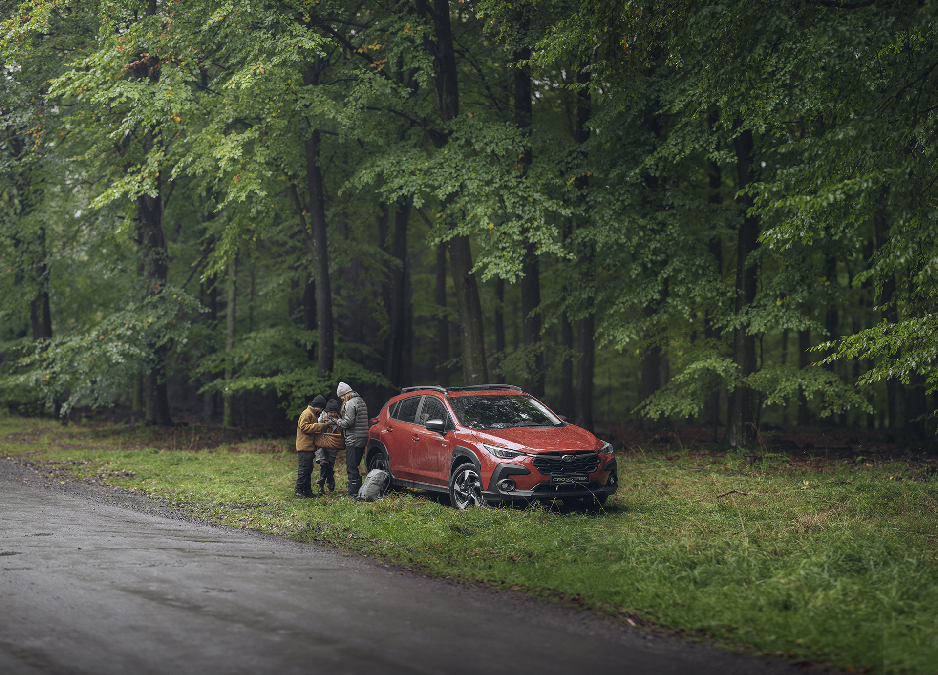 Subaru Crosstrek mežā ar ģimeni un sēņu grozu – daudzpusīga automašīna brīvdabas aktivitātēm, ikdienas piedzīvojumiem un drošiem izbraucieniem dabā.