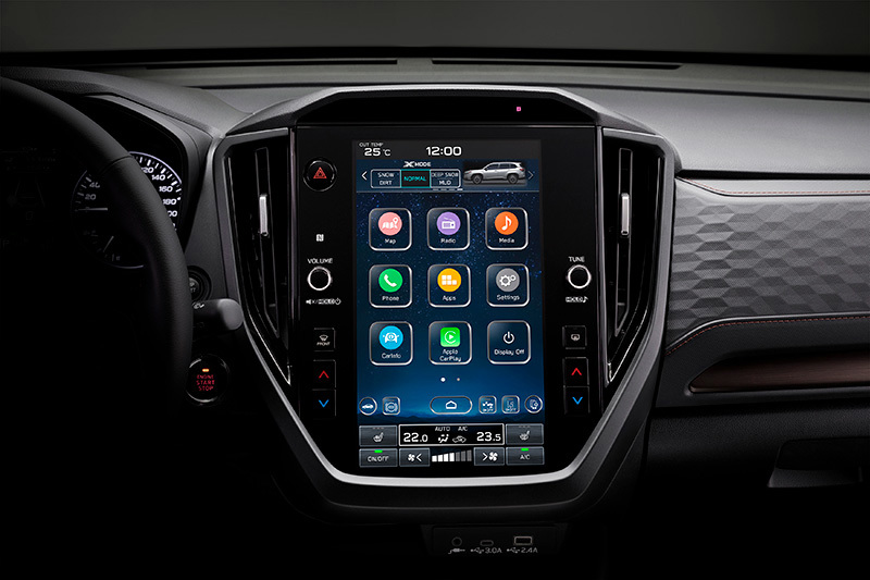 Subaru Forester lielais skārienekrāns viduskonsolē ar skaidru funkciju un lietotņu attēlojumu.