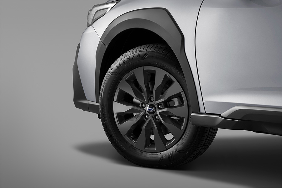 Subaru Outback ar tumši pelēkiem metāla diskiem.