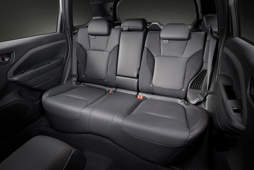 Subaru Forester aizmugurējais sēdeklis ar plašu vietu kājām un vietu trim pasažieriem.