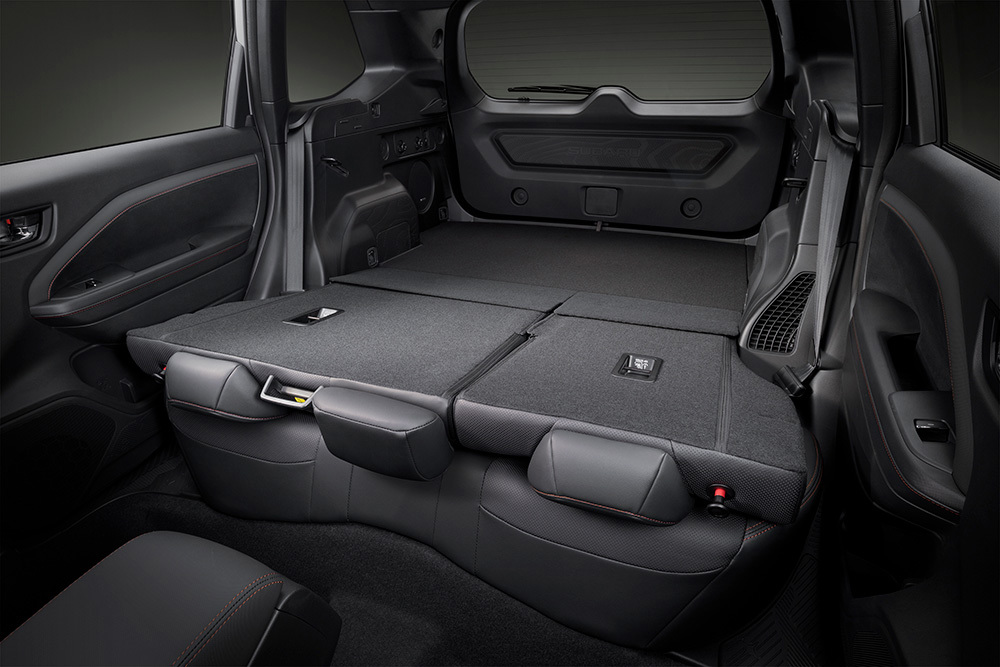 Subaru Forester ar nolocītiem aizmugurējiem sēdekļiem, atklājot plašu un līdzenu bagāžas nodalījumu.