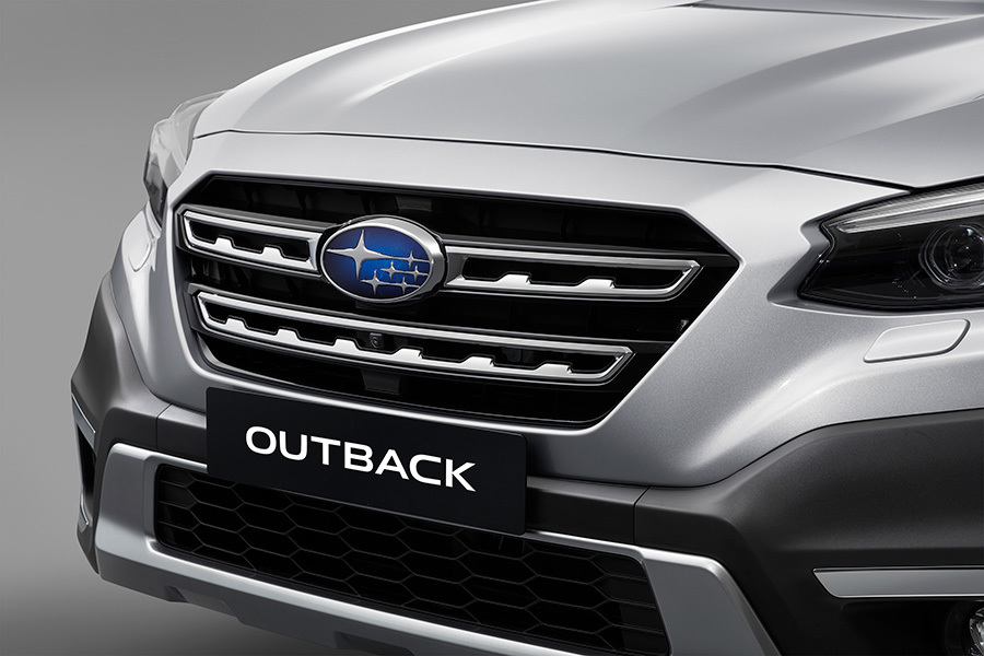 Subaru Outback priekšējā reste ar centrā novietotu Subaru emblēmu.
