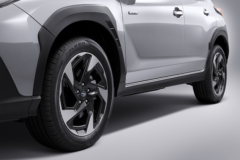 Tuvplāns ar Subaru Crosstrek diskiem un aizsargājošām sānu līstēm.