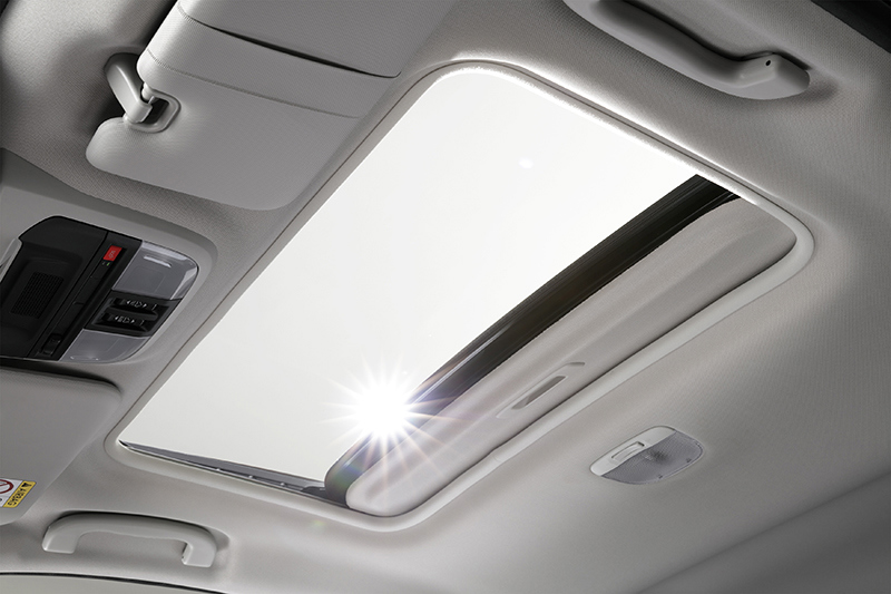 Atvērts jumta lūka Subaru automobilī, kas ielaiž salonā gaismu un svaigu gaisu.